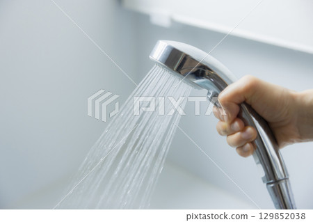 女人的手拿著淋浴噴頭 129852038