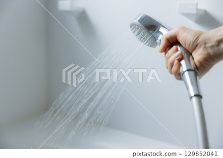 女人的手拿著淋浴噴頭 129852041