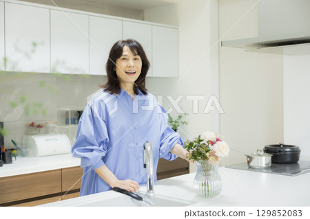 廚房裡拿著花瓶的女人 129852083