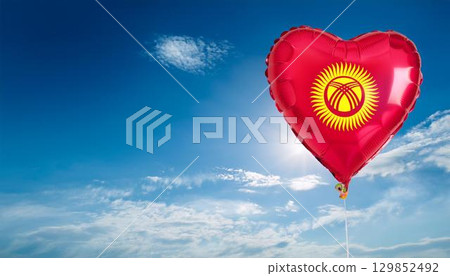吉爾吉斯國旗心型氣球和藍天 吉爾吉斯國旗心型氣球和藍天 129852492