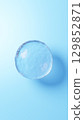 淺藍色背景上漂浮著一個水球。水滴。 3D（肖像） 129852871