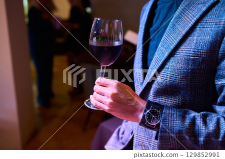 An Elegant Evening Gathering Featuring Exquisite Drinks and Delicious Wine for All 129852991