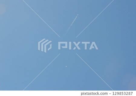 Blue sky and contrails (Yoshino River banks/Tokushima Prefecture) 129853287