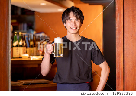 居酒屋 - 一名在居酒屋工作的男子 居酒屋 - 一名在居酒屋工作的男子 129853386