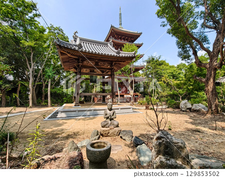 Shido-ji is a Buddhist temple in Sanuki, Kagawa, Japan. Shido-ji is a Buddhist temple in Sanuki, Kagawa, Japan. 129853502