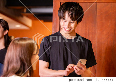 居酒屋：男店員用智慧型手機接單 129853534