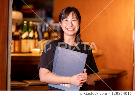 居酒屋餐廳工作的女員工 129854015