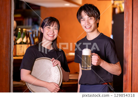 Portrait of staff working in the hall of an izakaya Portrait of staff working in the hall of an izakaya 129854318
