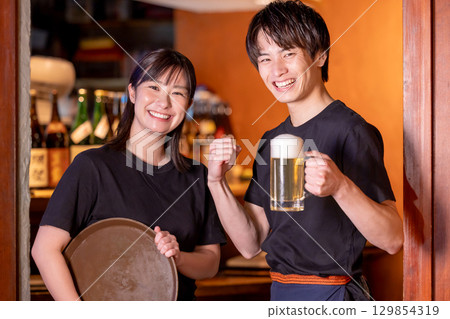 Portrait of staff working in the hall of an izakaya Portrait of staff working in the hall of an izakaya 129854319