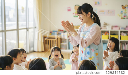 幼兒園老師和孩子們在室內玩耍 129854382