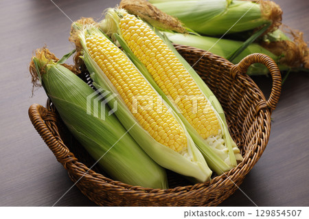 Freshly harvested corn 129854507