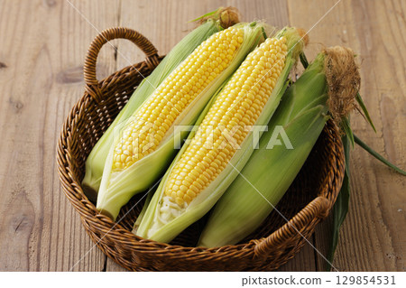 Freshly harvested corn 129854531