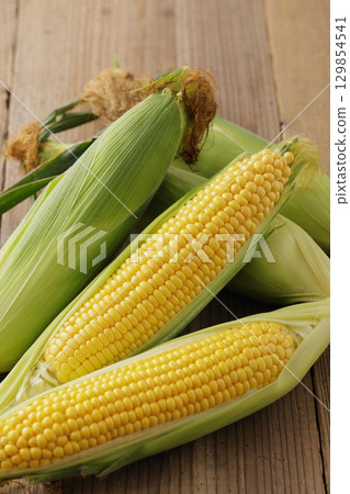 剛收穫的玉米 129854541