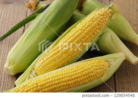 Freshly harvested corn 129854548