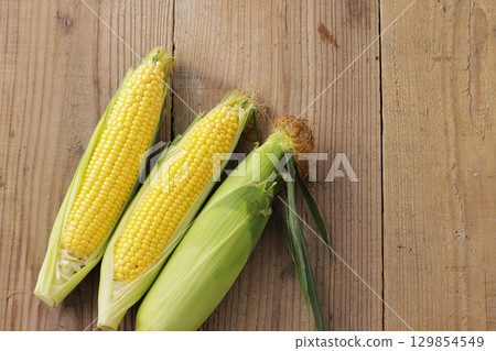 剛收穫的玉米 129854549