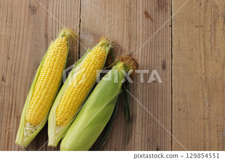 Freshly harvested corn 129854551