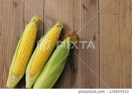 Freshly harvested corn 129854552