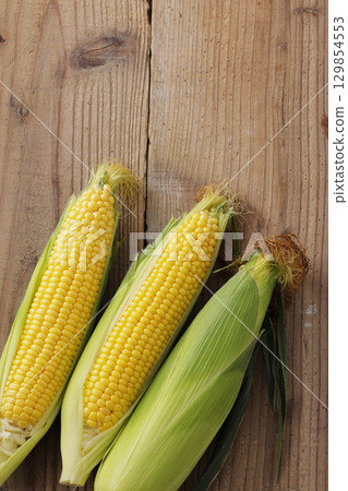 剛收穫的玉米 129854553