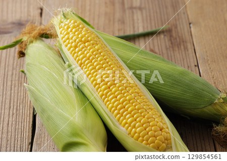 Freshly harvested corn 129854561