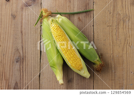 剛收穫的玉米 129854569