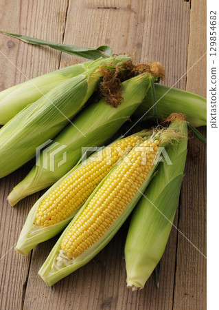 剛收穫的玉米 129854682