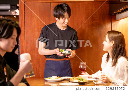 居酒屋：男服務生提供食物 129855052