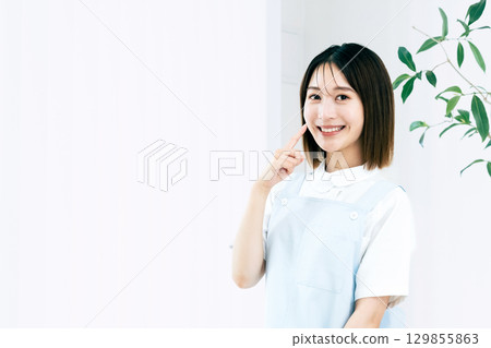 指向牙齒的女性牙科工作人員 129855863