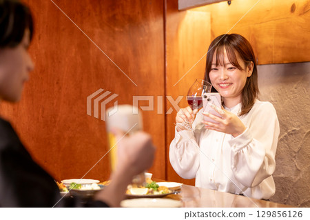 居酒屋：一位女士獨自享用飲品 129856126