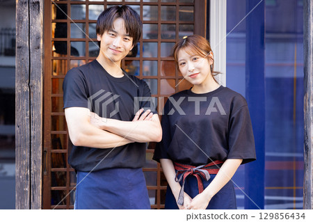Portrait of staff working at an izakaya 129856434