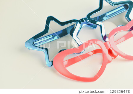 heart and star shape of glasses on old sepia background heart and star shape of glasses on old sepia background 129856478