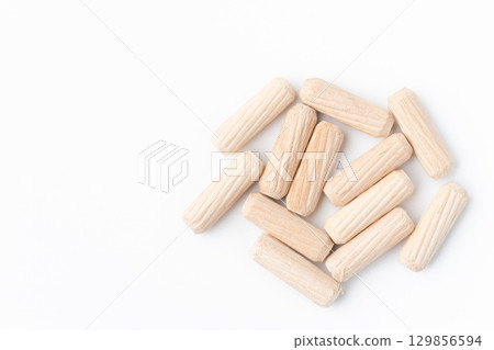 白色背景上的木釘 白色背景上的木釘 129856594