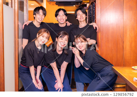 Portrait of staff working at an izakaya 129856792