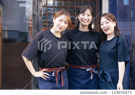 Portrait of a male staff member working at an izakaya 129856873