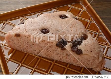 Heavy raisin steamed bread 129856937
