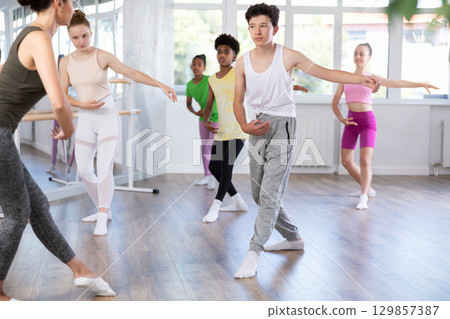 Group of teenage dancers training ballet in studio 129857387