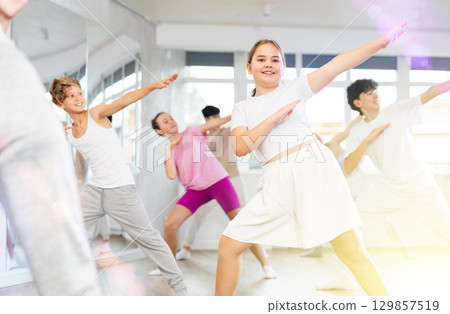 Group of children dancing hip hop 129857519