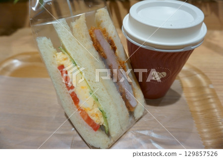 三明治和一杯咖啡 三明治和一杯咖啡 129857526