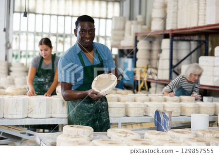 Positive man potter with mould for new ware 129857555