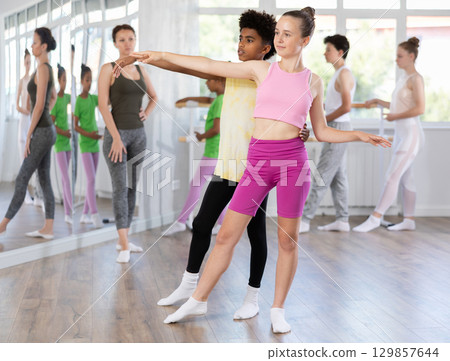 Couple boy and girl teenagers rehearsing ballet 129857644