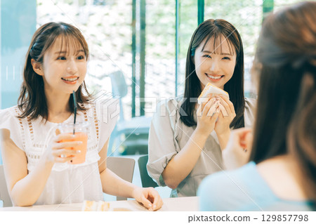 三位女士在咖啡館吃午餐 129857798