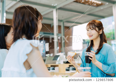 三位女士在咖啡館吃午餐 129857806