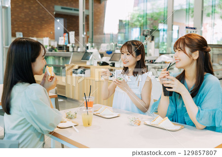 三位女士在咖啡館吃午餐 129857807