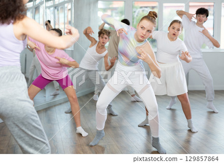 Group of children dancing hip hop 129857864