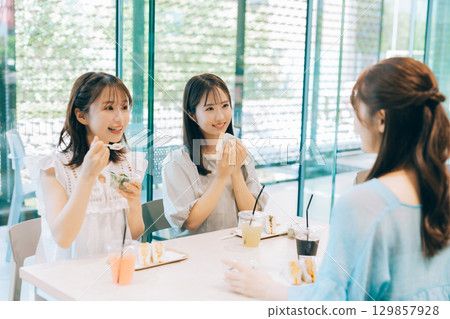Three women having lunch at a cafe 129857928