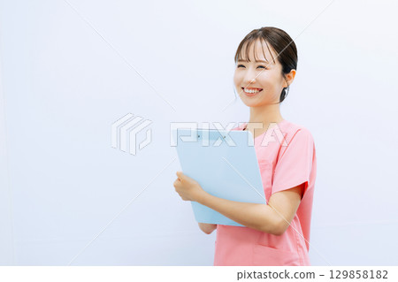 微笑的女護士 129858182