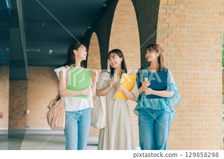 三名女大學生在校園散步 129858298
