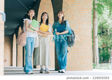 三名女大學生在校園散步 129858303