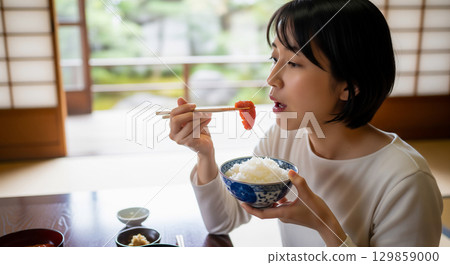 一名婦女正在吃辣鱈魚子 129859000