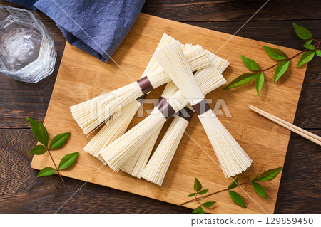 一捆素麵 | 未煮熟的素麵,日本夏季食材 一捆素麵 | 未煮熟的素麵,日本夏季食材 129859450