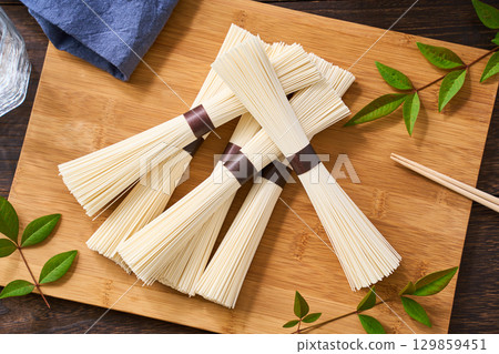 Bundle of somen noodles | Unboiled somen noodles, a summer Japanese food ingredient Bundle of somen noodles | Unboiled somen noodles, a summer Japanese food ingredient 129859451